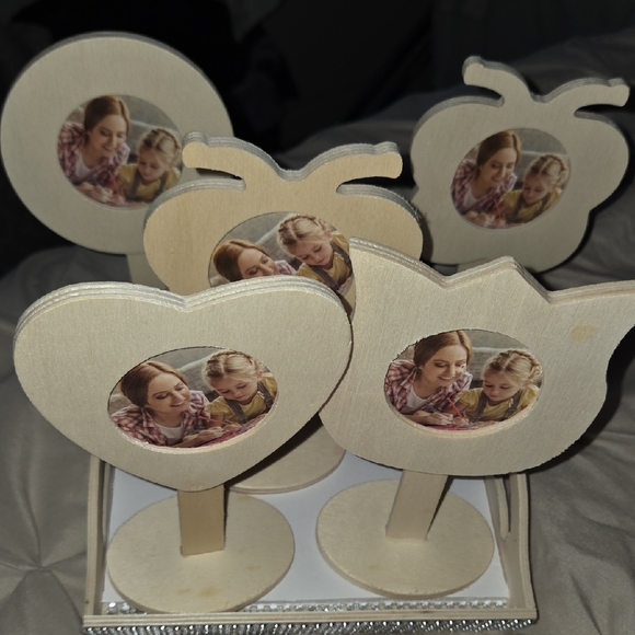 Other - Wooden 5 Photo Holders For Crafting
